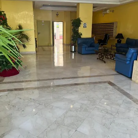 Heart Of Puerto Banus Newly Renavated Free Parking , Wifi ,pool,gym,padel Court Apartamento