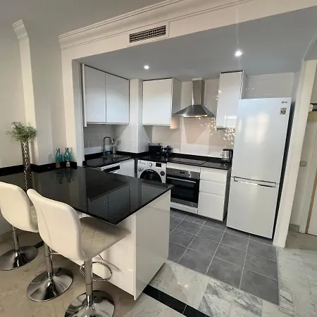 Heart Of Puerto Banus Newly Renavated Free Parking , Wifi ,pool,gym,padel Court *