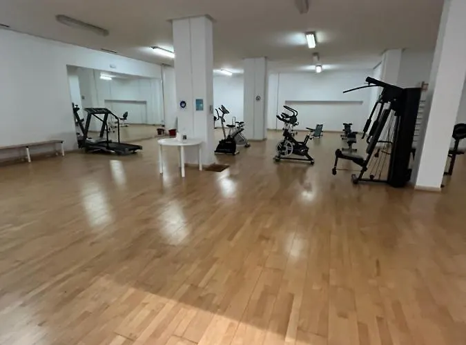 Apartment Heart Of Puerto Banus Newly Renavated Free Parking , Wifi ,pool,gym,padel Court