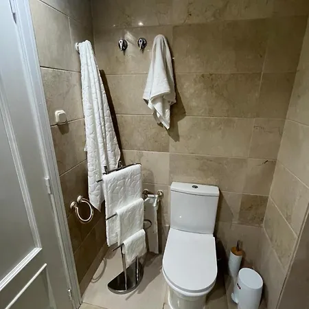 Heart Of Puerto Banus Newly Renavated Free Parking , Wifi ,pool,gym,padel Court 마르베야