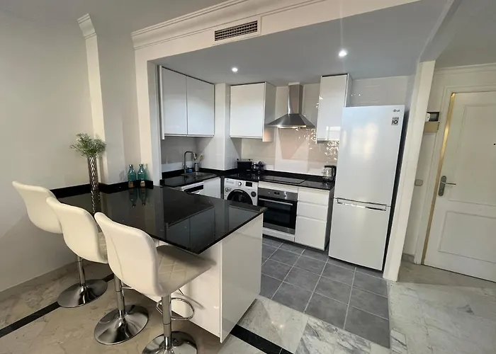 Heart Of Puerto Banus Newly Renavated Free Parking , Wifi ,pool,gym,padel Court *