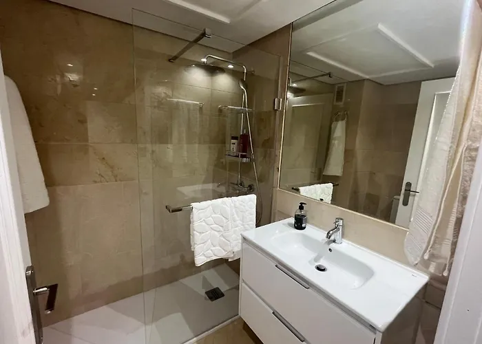 아파트 Heart Of Puerto Banus Newly Renavated Free Parking , Wifi ,pool,gym,padel Court *